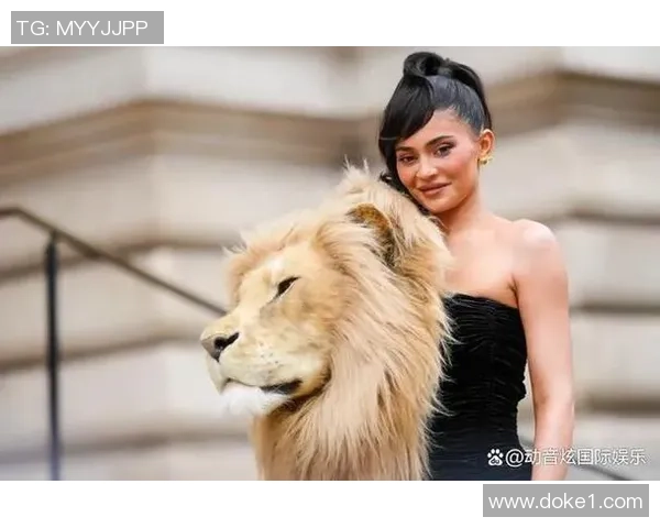 足球明星代言可乐引领潮流饮品新风尚，激情与清爽完美结合